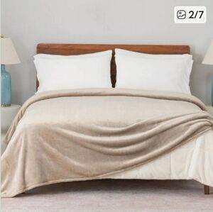 Berkshire Luxurious Extra plush Blanket